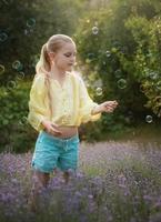 hermosa niña en un campo de lavanda. foto