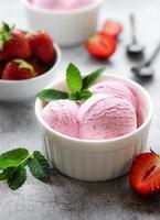 helado de fresa casero con fresas frescas foto