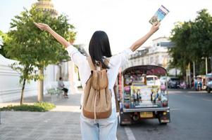 hermosa mujer turista de vacaciones haciendo turismo y explorando la ciudad de bangkok, tailandia, vacaciones y concepto de viaje foto