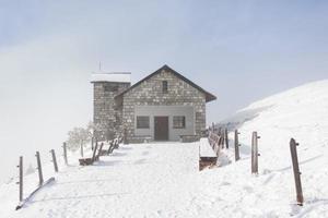 luzern, suiza - 27.12.2022 hermoso paisaje escénico en invierno con una pequeña casa en la montaña rigi, suiza foto