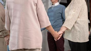 un grupo de ancianos asiáticos recibe consejos de un psicólogo profesional de autocuidado en un centro de salud para ancianos, concepto de consulta geriátrica de terapia de grupo para ancianos foto