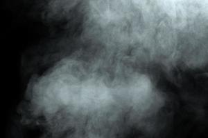 polvo abstracto o humo aislado sobre fondo negro foto