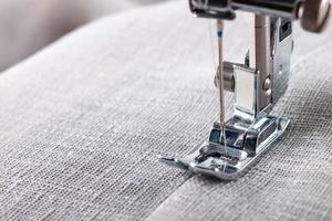 prensatelas de máquina de coser moderna y prenda de vestir. proceso de costura, hecho a mano, hobby, negocio foto