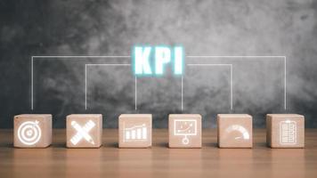 Indicador de rendimiento clave kpi concepto de análisis industrial y empresarial, bloque de madera con icono kpi en pantalla virtual. foto