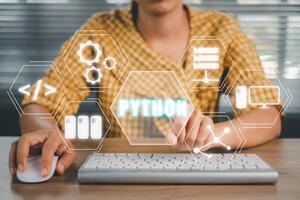 lenguaje de programación python, mujer usando computadora con icono de programación python en pantalla virtual, aplicación y concepto de desarrollo web. foto