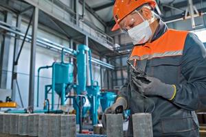 astana, kazajstán, 24 de junio de 2021- trabajador mide el grosor de los acoplamientos de las tuberías de bombeo de aceite. foto