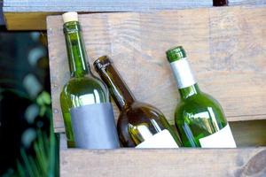 varias marcas de botellas de vino antiguas en cajas de madera utilizadas para decorar el ambiente del restaurante. enfoque suave y selectivo foto