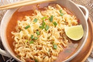 fideos instantáneos coreanos picantes en una taza foto