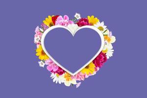 corazón con flores sobre un fondo muy peri. día de San Valentín. día de la Madre. color del año foto