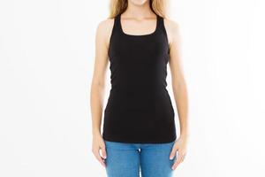 cuerpo de mujer en camiseta plantilla negra aislada sobre fondo blanco. imagen de banner de ropa de verano de camiseta de niña para el diseño de sitios web. simular y copiar espacio. imagen recortada vista frontal foto