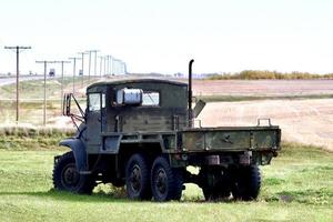 viejo camión militar excedente de una granja foto
