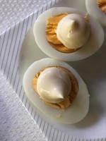 desayuno huevos de gallina hervidos cortados con mayonesa foto