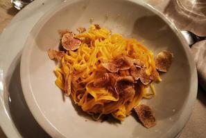 deliciosa lasaña con trufa blanca de un restaurante en alba, en el langhe piamontés en italia foto