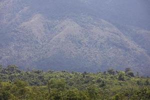 impresionantes vistas de las montañas en la selva tropical foto