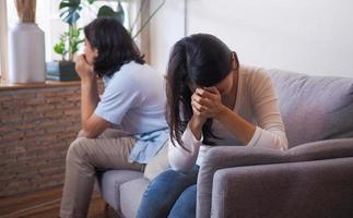 las parejas están estresadas y lloran después de una discusión. crisis familiares y problemas de relación que están a punto de terminar