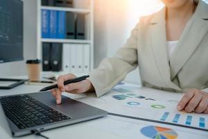 mujeres de negocios mirando gráficos, hojas de cálculo, desarrollo financiero gráfico, cuentas bancarias, estadísticas, economía, análisis de datos, análisis de inversiones, bolsa de valores, tasas de interés, ingresos foto