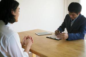 ejecutivos benévolos están entrevistando a candidatos. Las entrevistas amistosas se centran en las habilidades y la experiencia laboral de los candidatos. consideraciones para los nuevos empleados foto