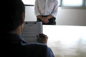 los ejecutivos están entrevistando a los candidatos. centrándose en los consejos para escribir un currículum, las calificaciones de los candidatos, las habilidades para las entrevistas y la preparación previa a las entrevistas. consideraciones para los nuevos empleados foto