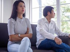 las parejas están aburridas, estresadas, molestas e irritadas después de pelearse. crisis familiares y problemas de relación que llegan a su fin foto