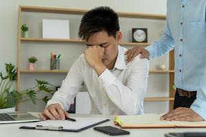 los hombres están molestos y deprimidos y tienen problemas en el trabajo tienen el apoyo psicológico de un amigo que los consuela. concepto de aliento foto