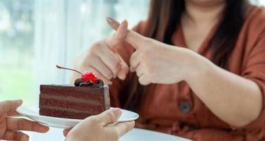 las mujeres asiáticas gordas se niegan a comer dulces o pasteles durante la dieta. dieta para bajar de peso y un mejor concepto de salud