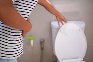 las mujeres tienen contracción y dolor de estómago. concepto de diarrea foto