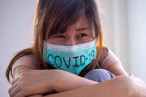 la mujer asiática se preocupa y teme usar máscara, escribe covid-19 la situación de la infección por el virus ncov 2019 en wuhan se está extendiendo por todo el mundo. plaga mortal del mundo enmascarado foto