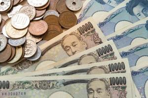 billetes de yen japonés y monedas de yen japonés para el fondo del concepto de dinero. guardar el concepto. foto