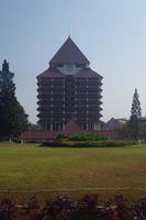 hermosa vista de la universidad de indonesia en depok, indonesia foto