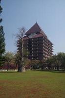 hermosa vista de la universidad de indonesia en depok, indonesia foto