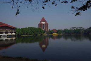 hermosa vista de la universidad de indonesia en depok, indonesia foto