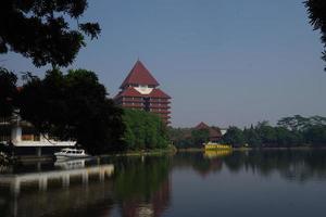 hermosa vista de la universidad de indonesia en depok, indonesia foto