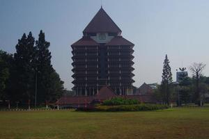 hermosa vista de la universidad de indonesia en depok, indonesia foto