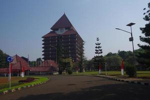 hermosa vista de la universidad de indonesia en depok, indonesia foto