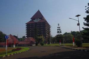 hermosa vista de la universidad de indonesia en depok, indonesia foto