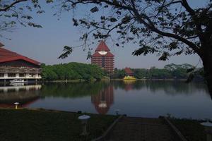 hermosa vista de la universidad de indonesia en depok, indonesia foto