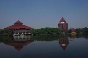 hermosa vista de la universidad de indonesia en depok, indonesia foto