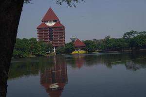 hermosa vista de la universidad de indonesia en depok, indonesia foto