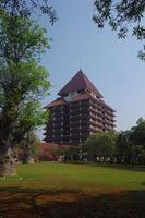 hermosa vista de la universidad de indonesia en depok, indonesia foto