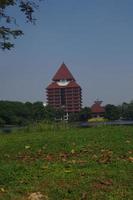 hermosa vista de la universidad de indonesia en depok, indonesia foto