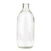 Botella de refresco beber vaso de agua aislado sobre fondo blanco.