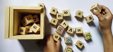 juguetes para niños, bloques de cubos. este juguete sirve para formar y desarrollar la creatividad de los niños foto