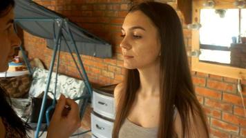 maquiador profissional pinta um pincel de sobrancelha de jovem video