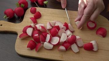 frisch geschnittene Radieschen bereit zum Kochen video