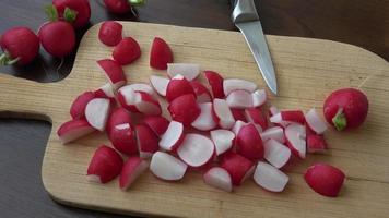 radis frais tranchés prêts pour la cuisson video