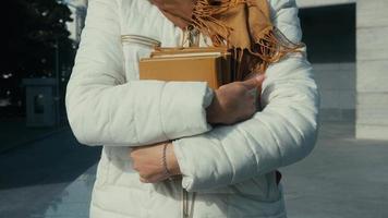 primer plano de mujer sosteniendo un libro en la calle video