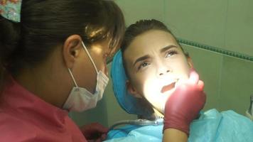 mignonne jeune fille traite ses dents d'un dentiste video