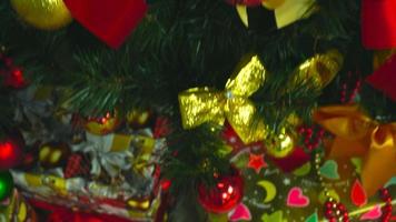 mooi Kerstmis boom met cadeaus en speelgoed in 4k video