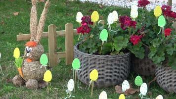 Pasqua decorazione per giardino e Giardino dietro la casa. contento Pasqua. video