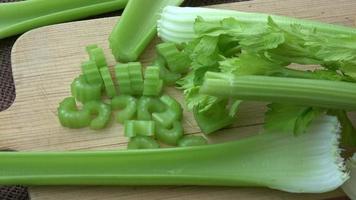 apio de verduras frescas. vegetales crudos video